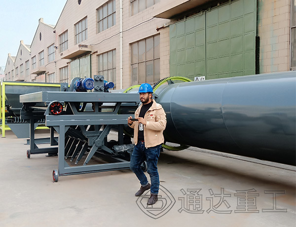 歡迎埃及客戶來通達重工參觀考察有機肥設(shè)備