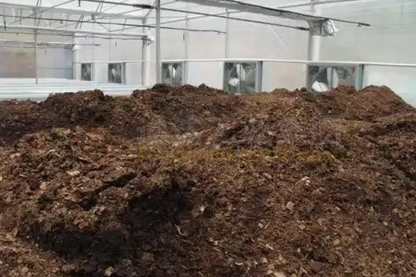 養(yǎng)雞場里面的雞糞該怎么處理?哪個廠家的雞糞糞便處理有機(jī)肥設(shè)備設(shè)備比較好?