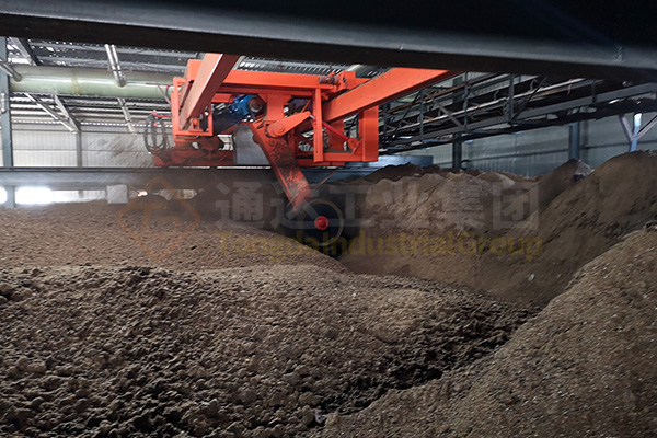 畜禽糞便發(fā)酵有機(jī)肥翻堆機(jī),養(yǎng)殖場和有機(jī)肥料廠家的理想選擇