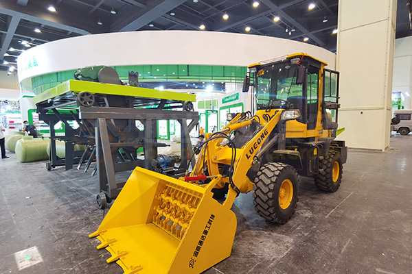 小型有機(jī)肥翻堆機(jī)