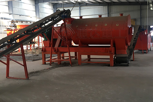 養(yǎng)豬場(chǎng)豬糞如何通過有機(jī)肥設(shè)備有效處理